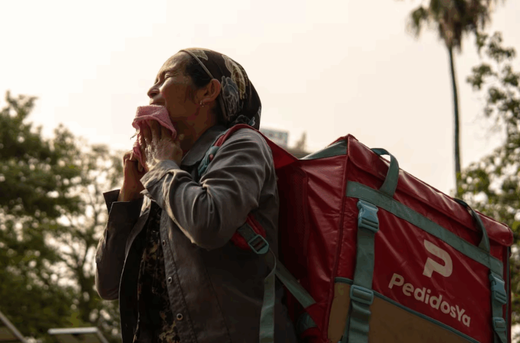 Beatriz González Miers, representante del Sindicato Nacional de Trabajadores en Moto, durante una jornada de trabajo en Paraguay.ELISA MARECOS SALDÍVAR
