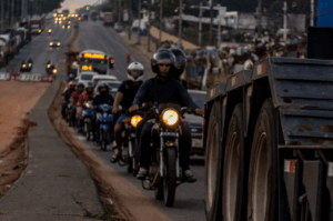Fila de motociclistas ingresando a Asunción sobre la avenida Acceso Sur, ciudad de Villa Elisa.SANDINO FLECHA